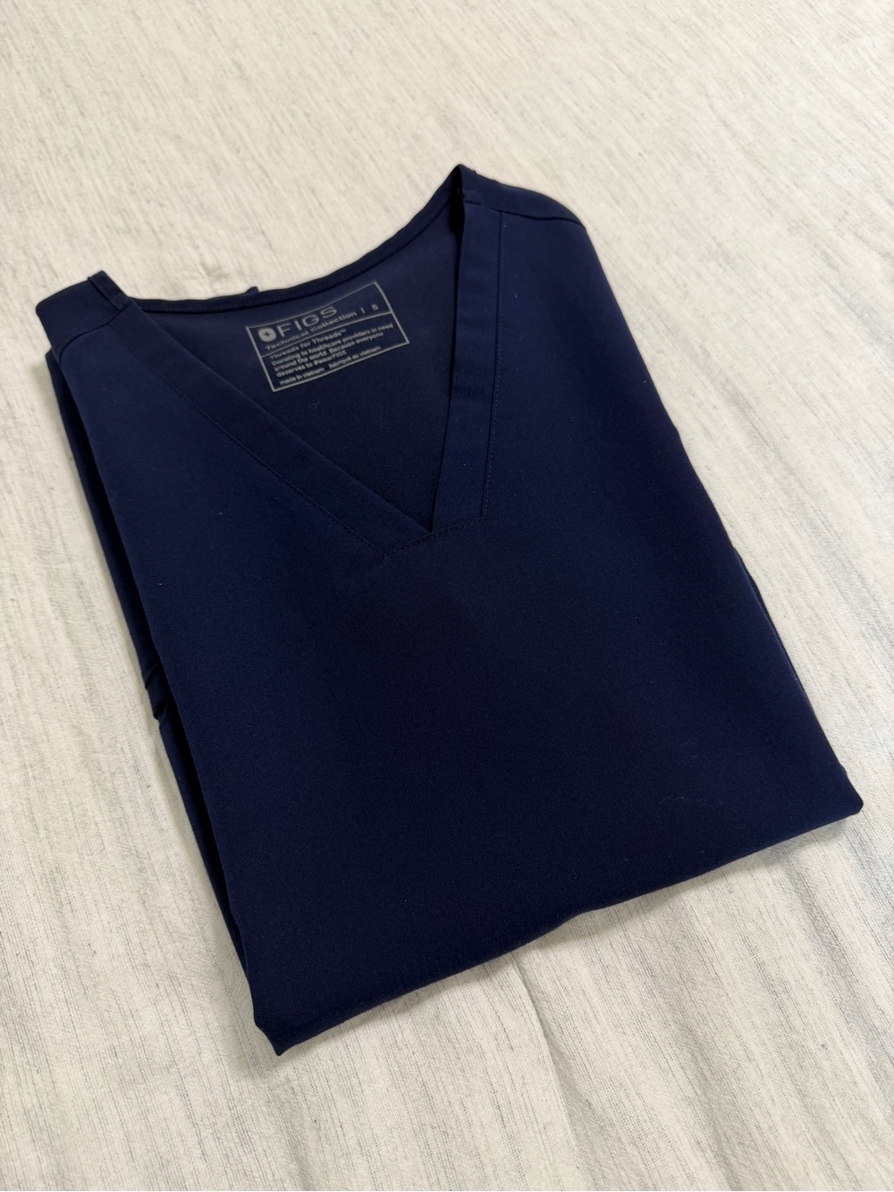 FIGS Women’s Casma™ Three-Pocket Scrub Top - Size: Small (Regular) Color: Navy